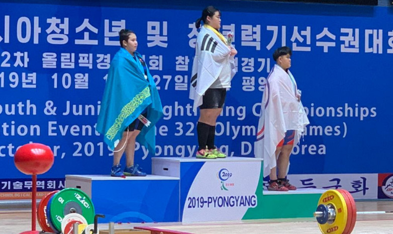 Сансызбаева завоевала серебро на чемпионате Азии по тяжелой атлетике