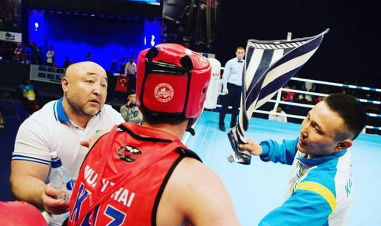 Казахстанского бойца засудили в финале чемпионата Азии по муай-тай 