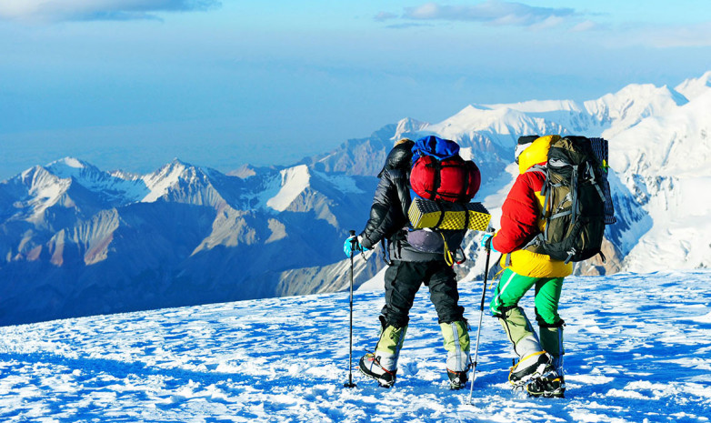 Трое алматинских альпинистов застряли на пике Победы, один погиб 