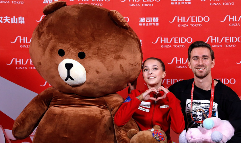 ФОТО. Щербаковой подарили медведя в два раза больше нее на Гран-при Китая