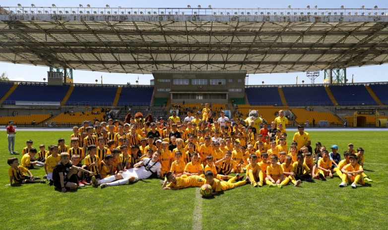 Футболисты «Кайрата» сыграли против 173 детей