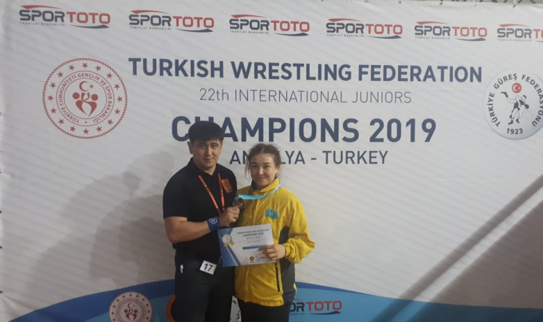 Казахстанская спортсменка завоевала «бронзу» по женской борьбе в Турции