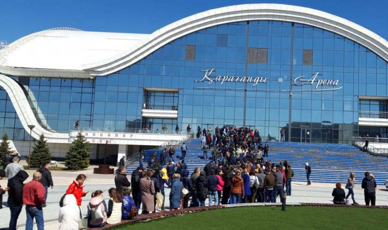 Болельщики стояли в очереди за билетами на матч «Сарыарка» - «Рубин» с 7-ми утра