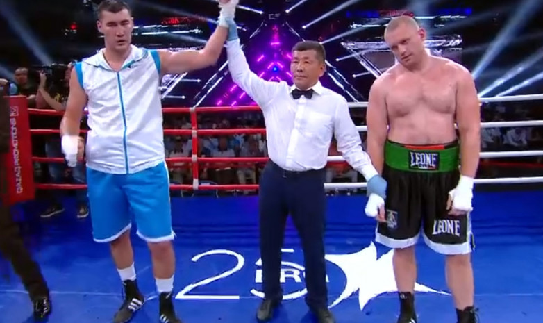 Аманжолов победил украинца в своем дебютном бою в профи