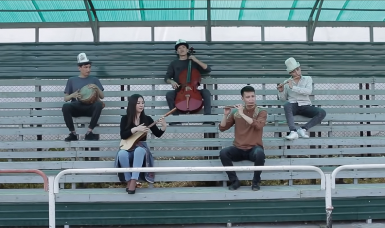 Ансамбль «Мурас» исполнил гимн Лиги чемпионов на кыргызских национальных инструментах