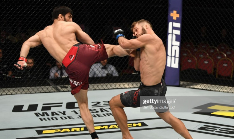 Рафаель Физиев проиграл в своем дебютном бою в UFC