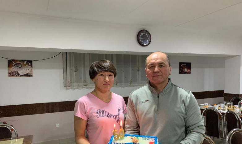 Женская сборная Кыргызстана по борьбе поздравила Нурбека Изабекова с юбилеем