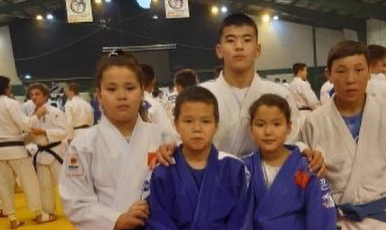 Юные дзюдоисты из Кыргызстана тренируются во Франции