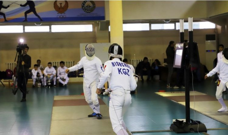 Камиля Абдыл-Хамитова завоевала серебро на чемпионате Центральной Азии по фехтованию