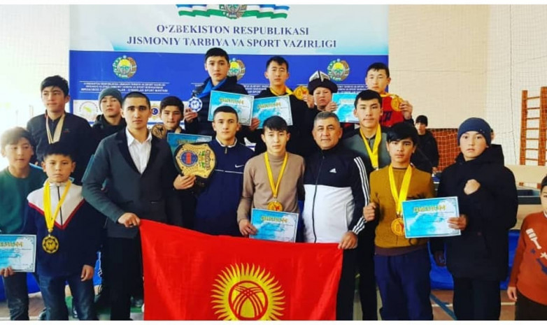 Кыргызские кикбоксеры заняли первое место на первенсте города Сырдарья