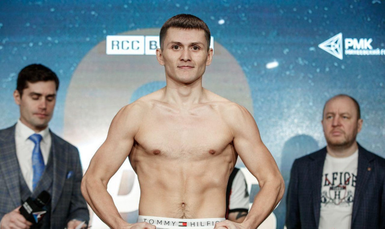 Қазақстандық боксшы Екатеринбургтегі бокс кеші алдында салмақ өлшеу рәсімінен өтті