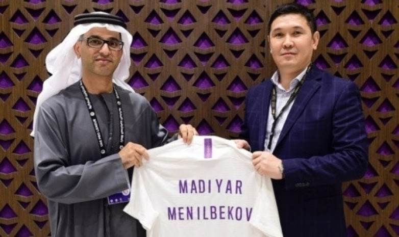 Футболку клуба Исламхана подарили послу Казахстана в ОАЭ