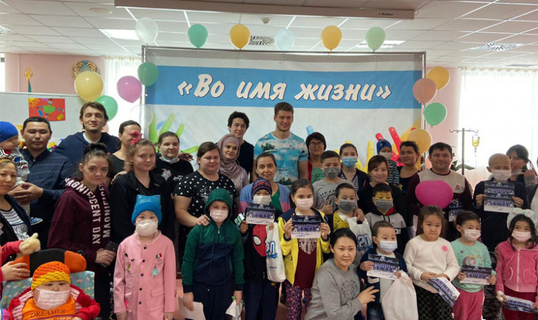 Игроки «Барыса» посетили Национальный научный центр материнства и детства