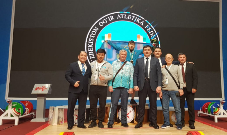 Казахстанские тяжелоатлеты заняли призовые места на международном турнире