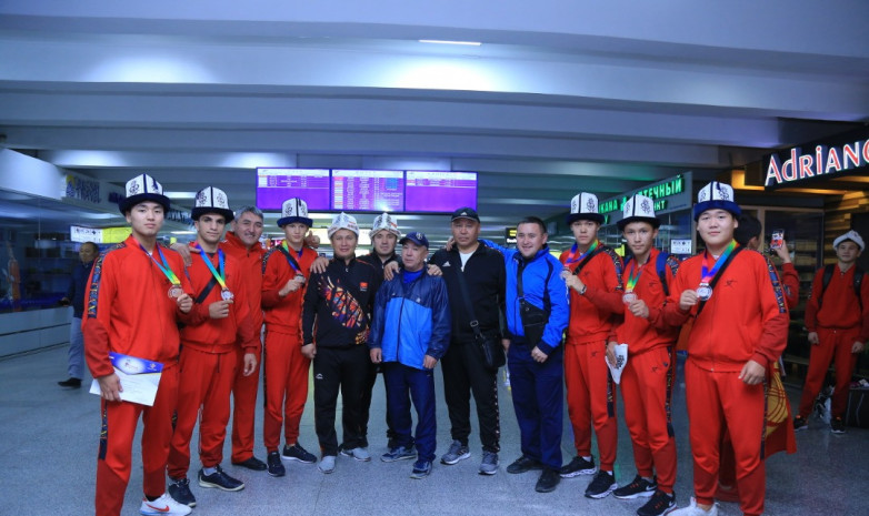 В Бишкеке встретили призеров юношеского чемпионата Азии