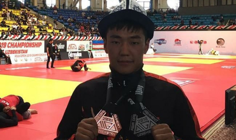 Манас Алмаматов завоевал 2 медали на открытом чемпионате Азии по грепплингу