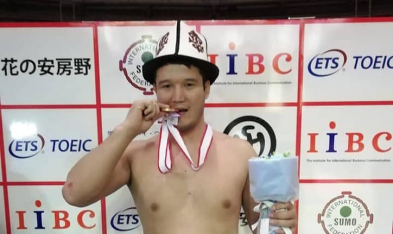 Кыргызстанец выиграл бронзу на чемпионате мира по сумо