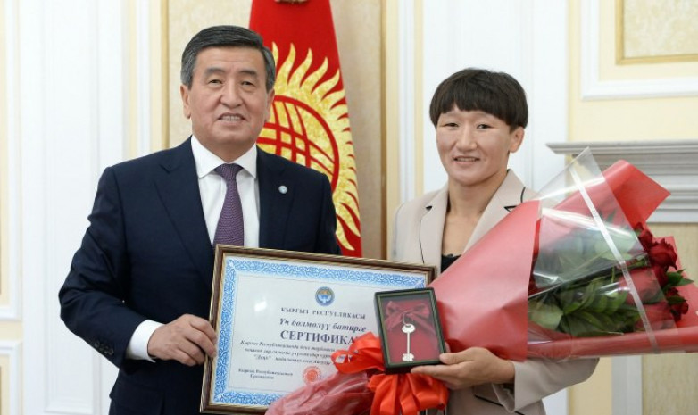 Президент подарил трехкомнатную квартиру Айсулуу Тыныбековой