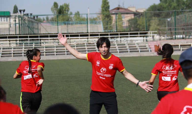 Японский футболист провел мастер-классы для детей в Бишкеке и Оше 