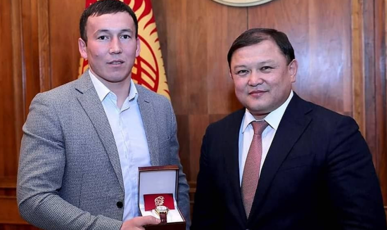 Спикер ЖК наградил победителей чемпионата Азии по кыргыз курошу
