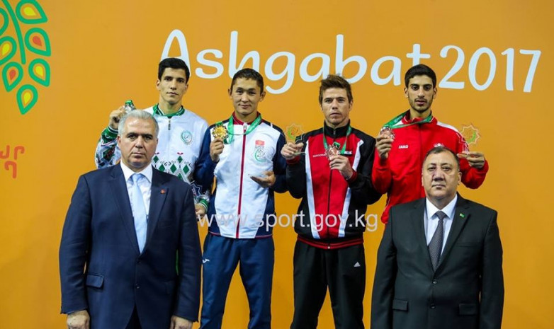 Авазбек Аманбеков вышел в четвертьфинал чемпионата мира по кикбоксингу