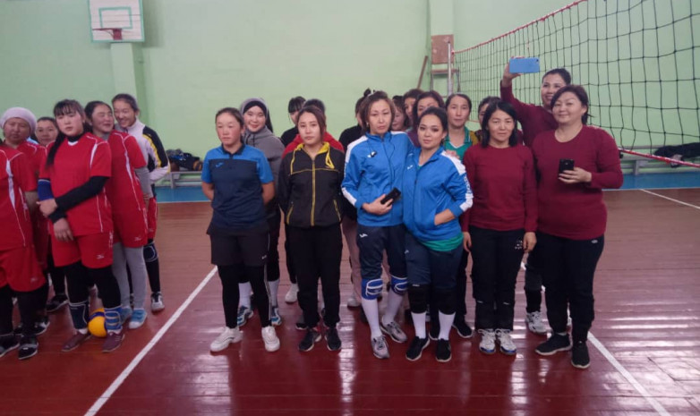 В Кара-Кулдже прошел турнир среди женщин, посвященный 90-летию кыргызского волейбола