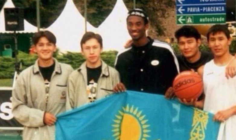 Архивное фото. Коби Брайант держит казахстанский флаг с тюбетейкой на голове