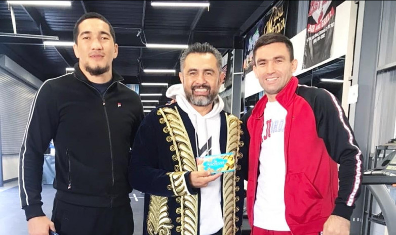 ВИДЕО. Моминов подарил мексиканскому тренеру шоколад «Казахстан» и высказался о патриотизме
