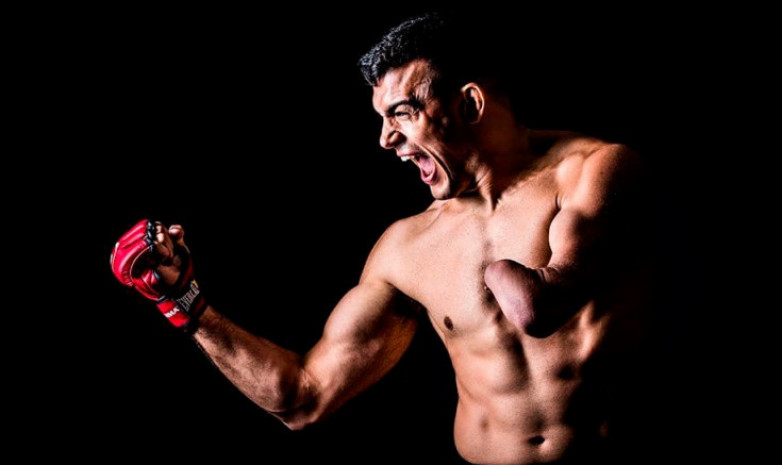 ВИДЕО. Однорукий боец MMA победил в дебютном бою в Bellator удушающим приёмом  