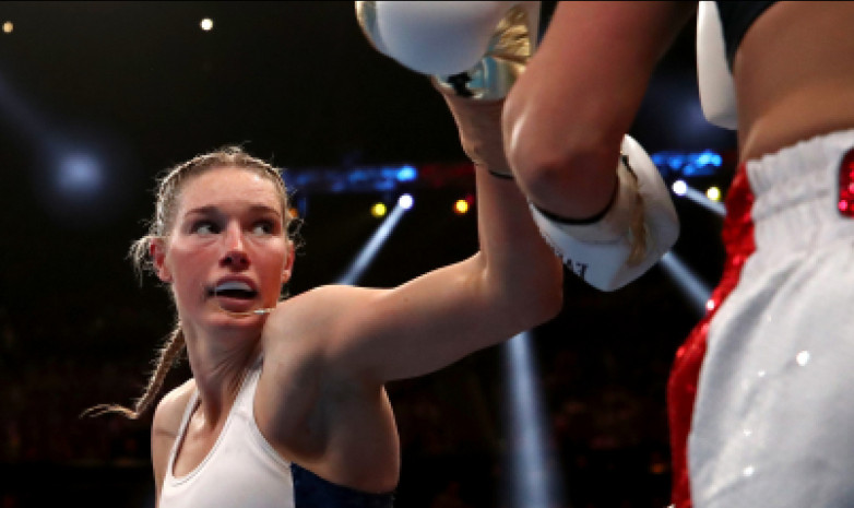 ВИДЕО. Австралийская боксерша обрушила десятки ударов на соперницу и отправила ее в нокаут