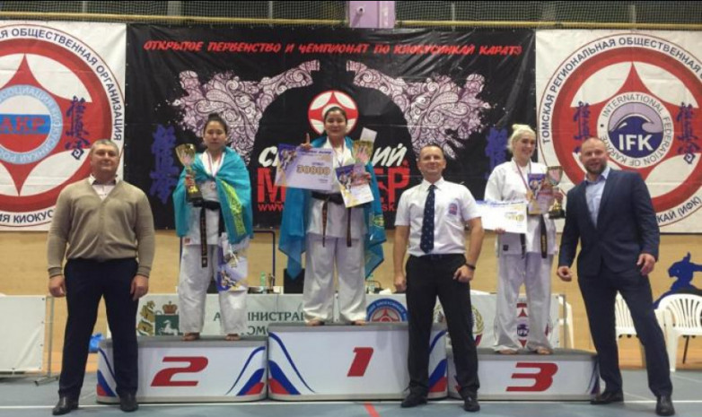 Казахстанка завоевала «серебро» международного турнира по каратэ в Томске 