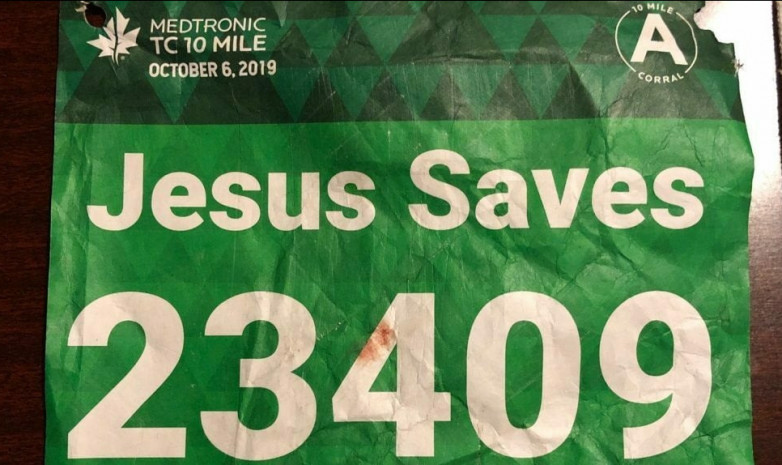 Участника марафона с манишкой «Иисус спасает» спас Иисус