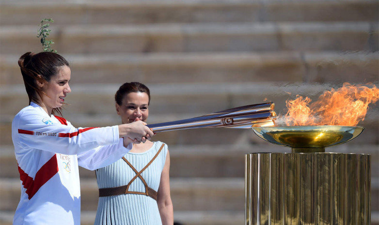 Греция передала олимпийский огонь Японии