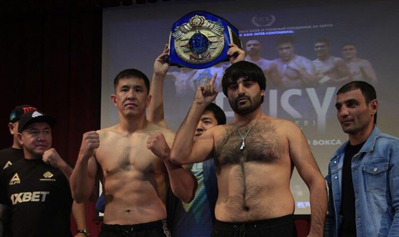 Фото. Казахстанские боксеры провели дуэль взглядов и прошли взвешивание перед боями в Алматы