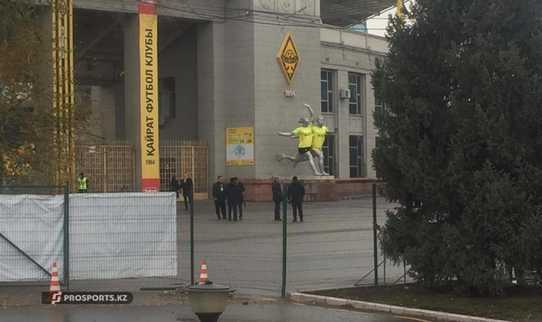 Центральный стадион Алматы оцеплен