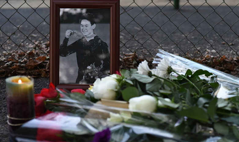 Алматинцы несут цветы к месту нападения на Дениса Тена