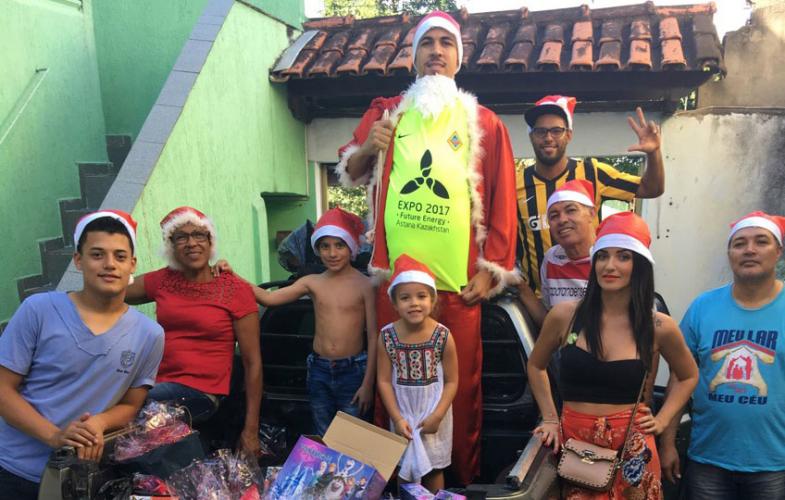 (Видео). Хороший Санта. Как Бруно Соарес поздравлял детей с Рождеством