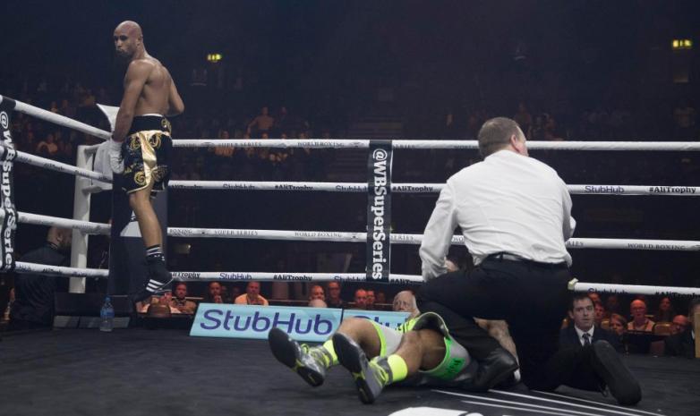 Британский боксер оскандалился и показал неприличный жест зрителям