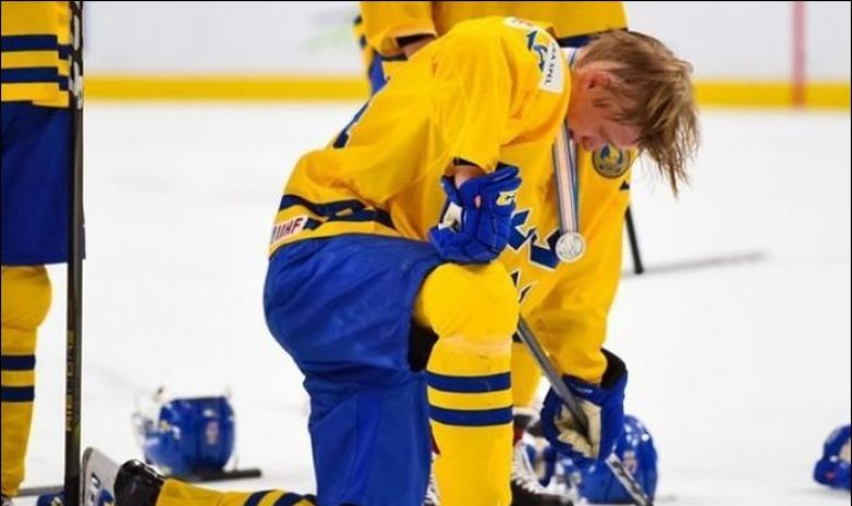 Шведский хоккеист выбросил медаль чемпионата мира на трибуну