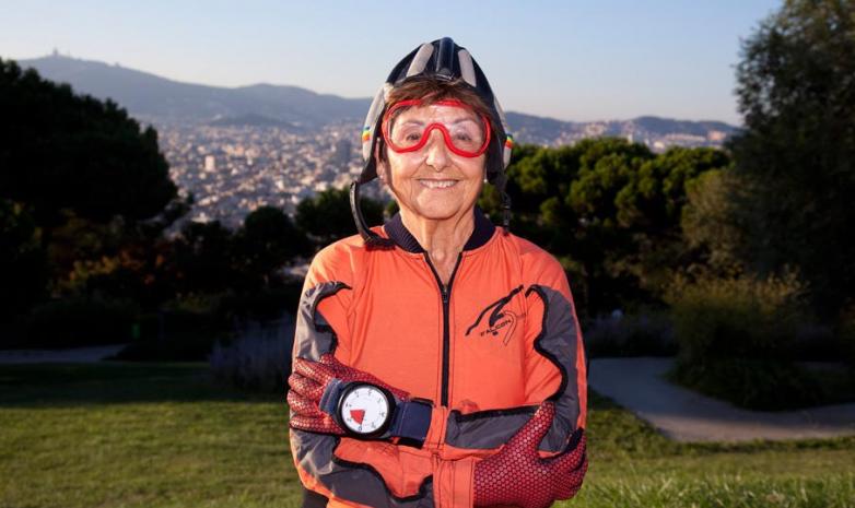 «Главное, ребята, сердцем не стареть» - 83-летняя парашютистка