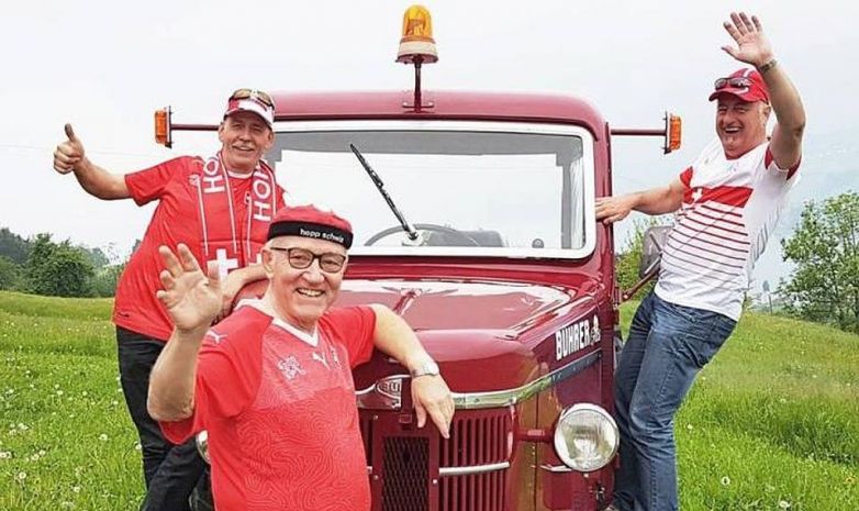 Швейцария жанкүйерлері әлем чемпионатына трактормен келді