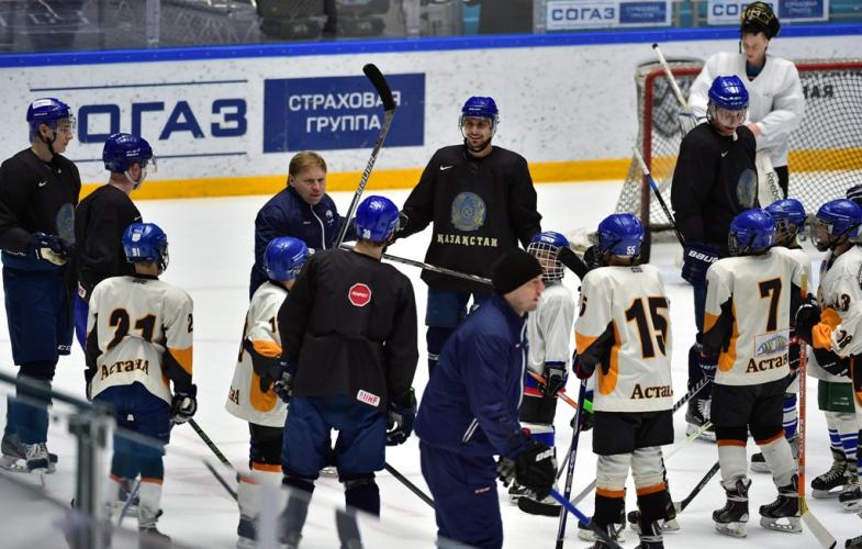 Фото. Мастер-класс сборной Казахстана для юных хоккеистов