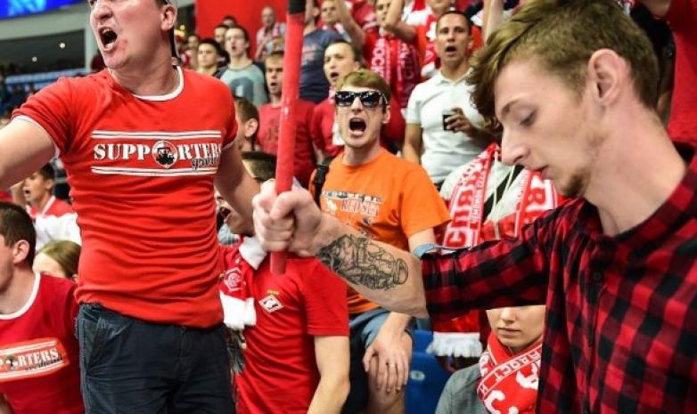 Фанаты ХК «Спартак» провели воспитательную беседу с игроками в раздевалке