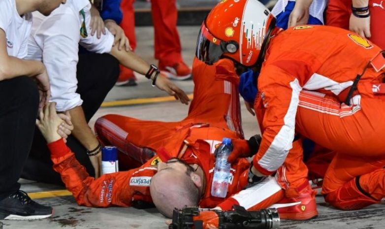 ВИДЕО. Гонщик «Формулы-1» сбил механика и сломал ему ногу   