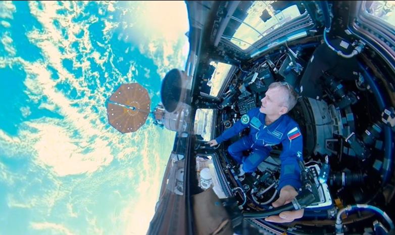 Первое в истории панорамное видео выхода в открытый космос