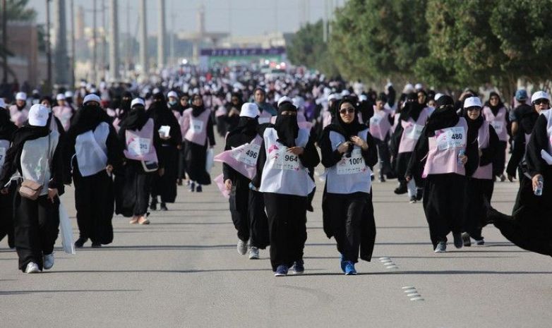 В Саудовской Аравии прошел первый в истории страны марафон для женщин