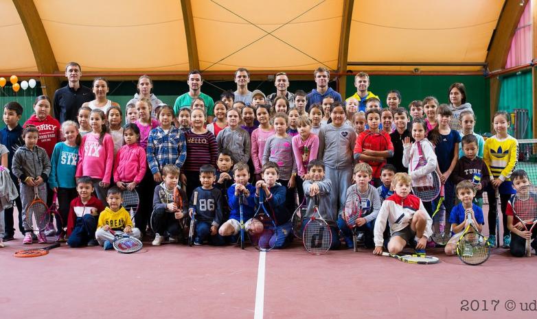 Юные спортсмены сыграли со звездами казахстанского тенниса