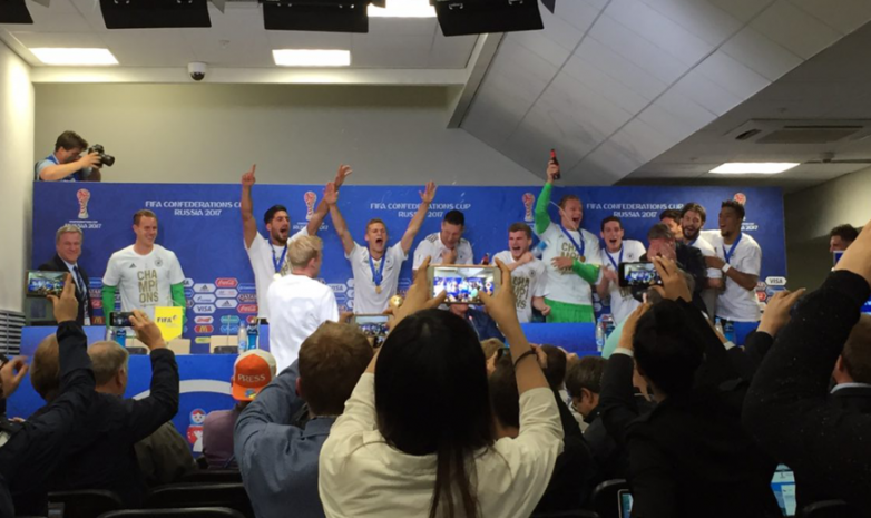 Футболисты сборной Германии ворвались на послематчевую пресс-конференцию
