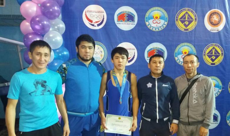 Восточноказахстанские борцы вернулись с наградами с Чемпионата РК