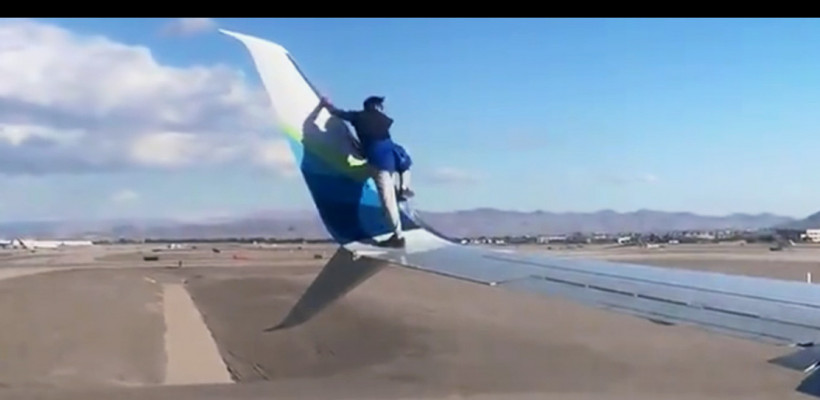 Мужчина пытался улететь из Лас-Вегаса на крыле самолета (ВИДЕО)